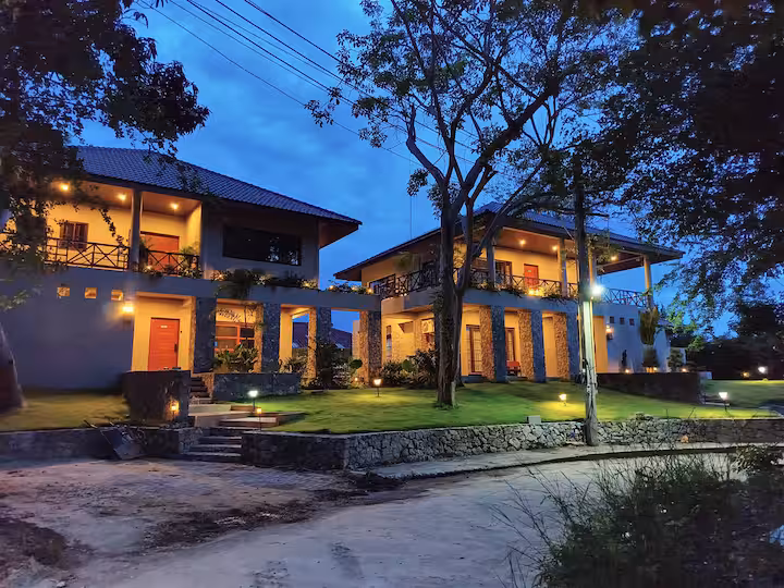 De twee huizen van Mae Ramphueng Private Residences in de avond
